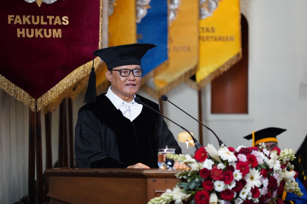 Prof. Jaka Triyana menegaskan pentingnya menjadikan laut sebagai ruang peradaban, bukan arena konflik, dalam pidato pengukuhannya di UGM. foto: Istimewa