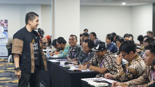 Rama Sahid mengungkap ancaman dan strategi bertahan bisnis konveksi di 2026 dalam Seminar Gaya Bisnis 2026 di Yogyakarta. Fokus pada positioning, branding, dan digital marketing. foto: Istimewa